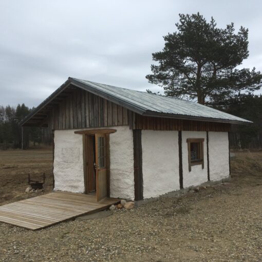 Valokuva valmiista olkipaalitalosta.
