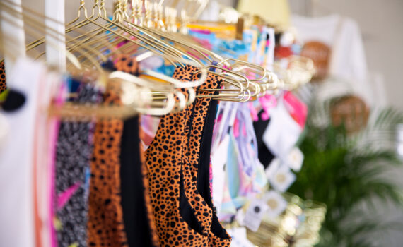 Vaatteita vaatetangolla.