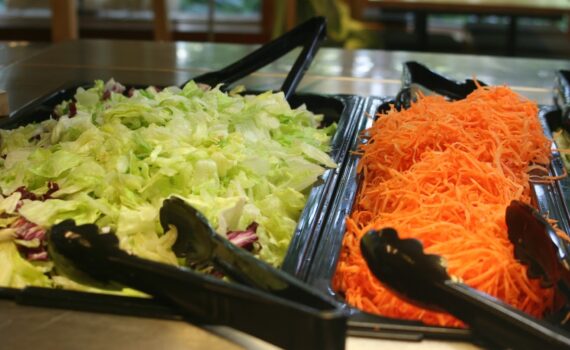 Salaatit linjastoruokalassa