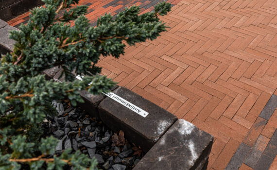 Kuvassa hiekanruskeaa pihatiiltä