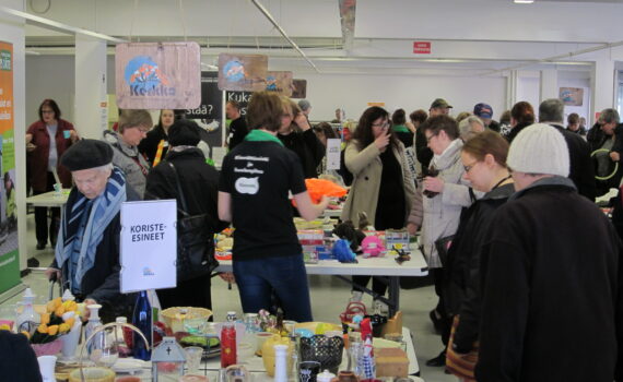 Tavaranvaihtopäivillä ihmisiä