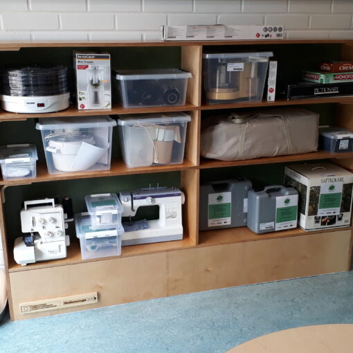 Kuva tavaralainaamosta saatavilla olevista tavaroista, kuten ompelukone, saumuri ja kasvikuivain