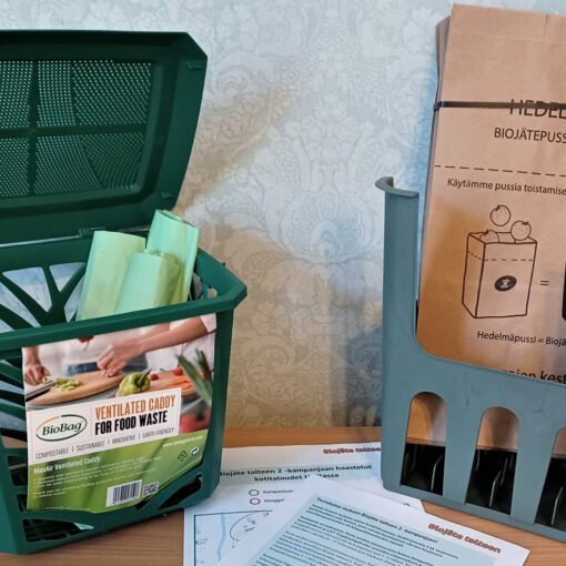 Biojäteastia ja biojätepusseja.