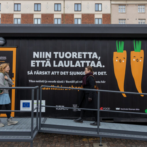 Kuvassa lähiruokapiste Laari ja kaksi asiakasta. Kuva: Eelis Lynne