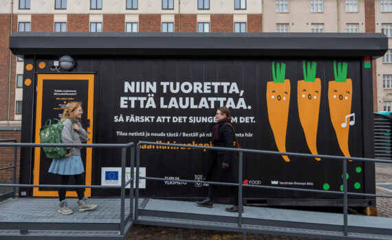 Kuvassa lähiruokapiste Laari ja kaksi asiakasta. Kuva: Eelis Lynne