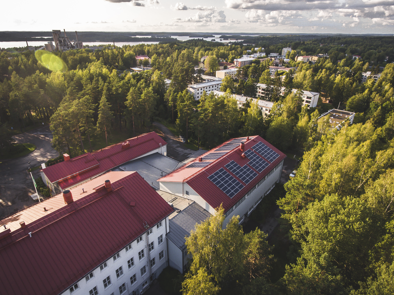 Ilmakuva Källhagenin koulusta Lohjalla. Yhdellä koulurakennusten katoista on aurinkopaneeleja.