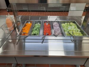 Lohjan Laurentius-koulun salaattibuffet valmiina ruokailijoita varten.