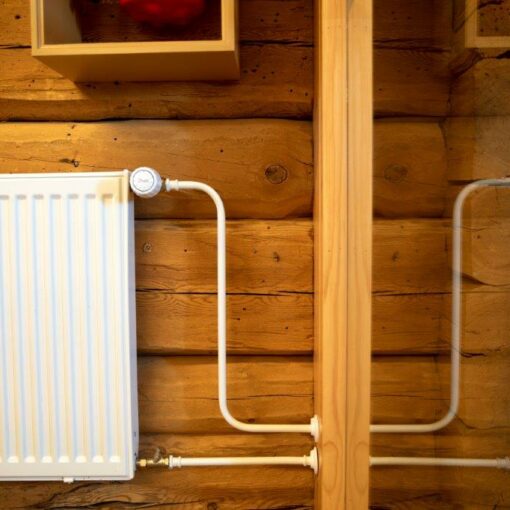 Patteri hirsiseinällä