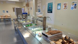 Kiukaisten koulun ruokalan linjasto valmiina oppilaiden ruokailuun.