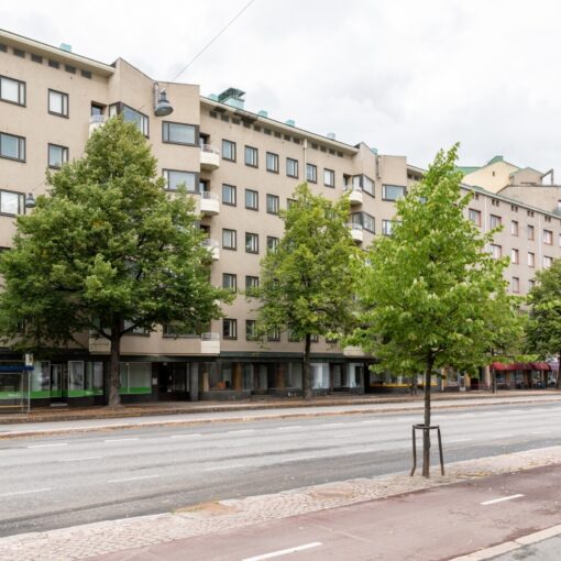 Hollolankatu 3 kerrostalon katukuva.