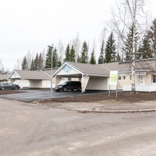 Valkoisen rivitalon julkisivu.