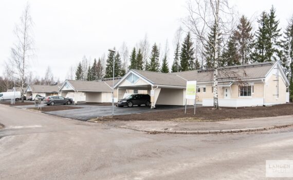 Valkoisen rivitalon julkisivu.