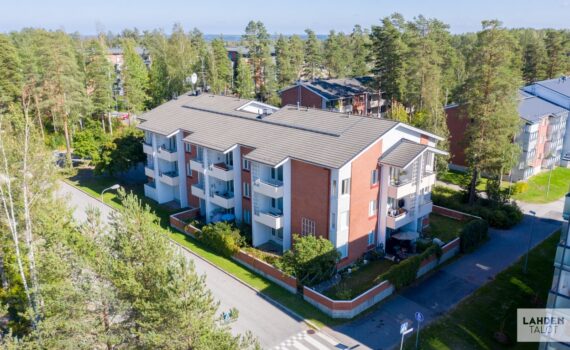 Soratie 5 ja 7 ilmakuva kerrostalosta.