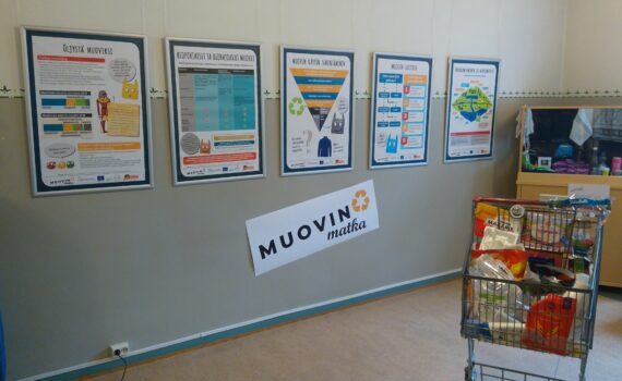 Kuva Muovin matka näyttelystä, jossa esitellään muovin käytön vähentämistä, muovipakkausten lajittelua ja kierrätystä sekä muovia luonnossa.