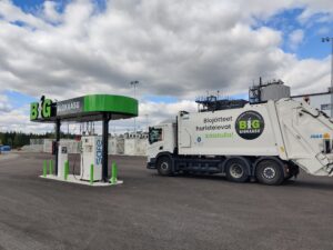 Jäteauto biokaasutankkausaseman vieressä
