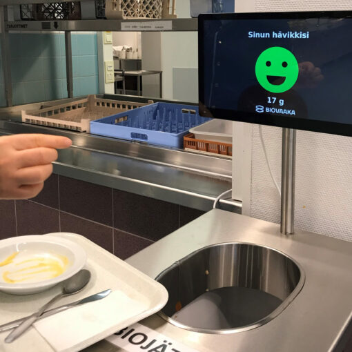 Kuvassa ruokailija saa palautetta lautashävikistään biovaaka-järjestelmän kautta.