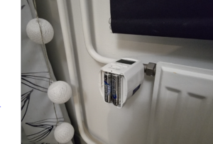 Digitaalinen termostaatti lämmityspatterin kyljessä.