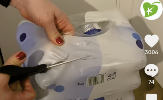 Näyttökaappaus TikTok-tililta. Kuvassa vichy-pullojen monipakkaus, jota leikataan auki saksilla. Teksti "Mitä MacGyver tekisi?".