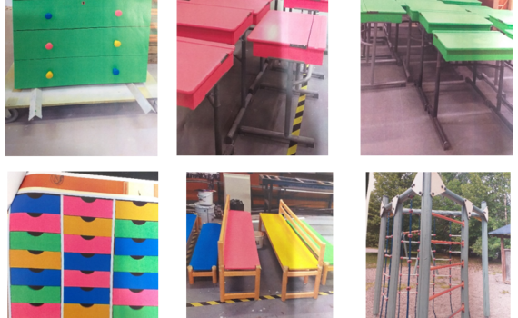 Vihreä lipasto kirjavila vetonupeilla, pinkiksi ja vihreäksi maalattuja pulpetteja, kirjava kenkäteline, kirjavat lastenpenkit ja kiipeilyteline.