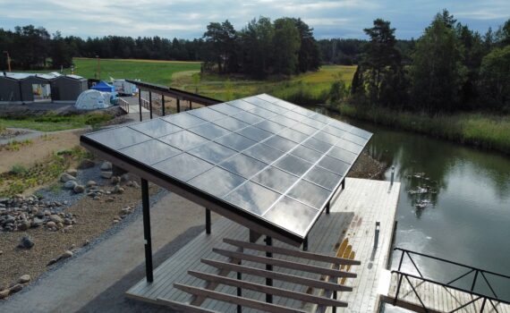 Aurinkopaneeli rannassa.