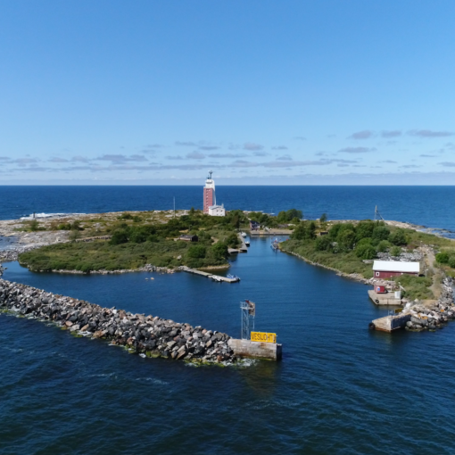 Ilmakuva Kylmäpihlajan majakkasaaresta idän suunnasta merelle päin.