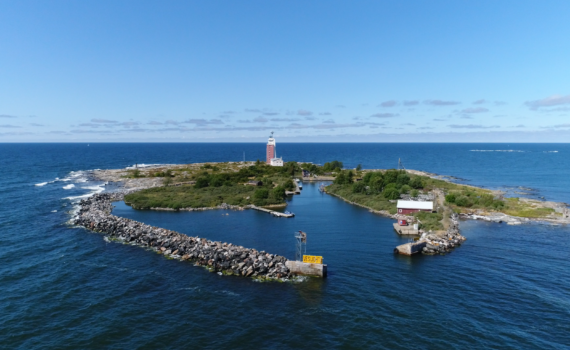 Ilmakuva Kylmäpihlajan majakkasaaresta idän suunnasta merelle päin.
