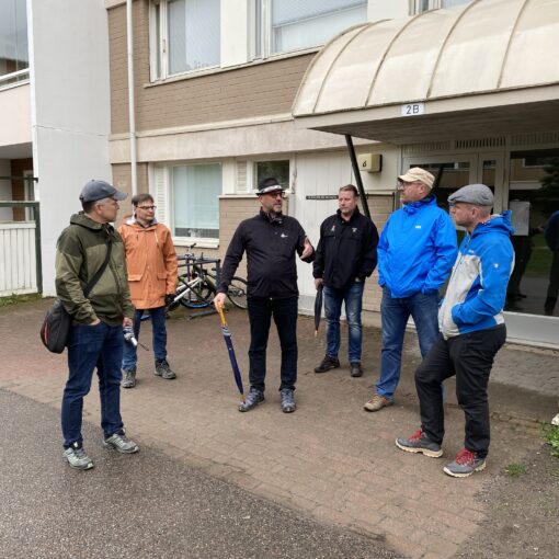Taloyhtiön remontin esittelyä kerrostalon pihalla.