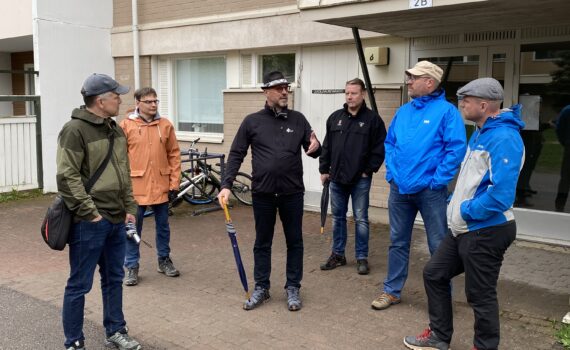 Taloyhtiön remontin esittelyä kerrostalon pihalla.