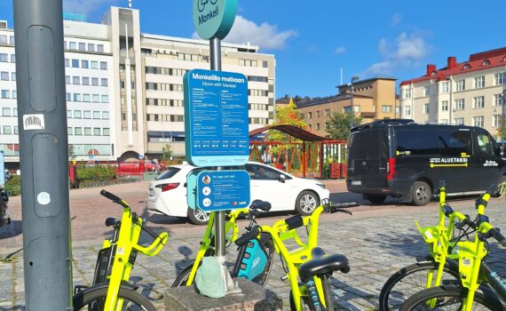 Mankeli-pyöriä auringonpaisteessa Mankeli-pysäkillä Lahden torilla.