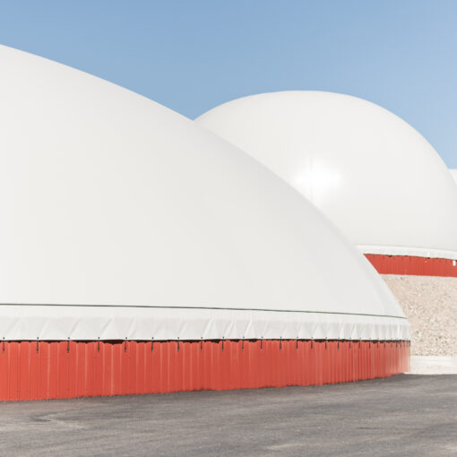 Biokaasulaitoksen valkoiset kuvut.