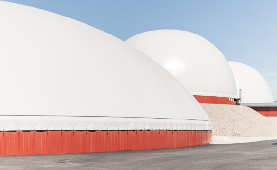 Biokaasulaitoksen valkoiset kuvut.