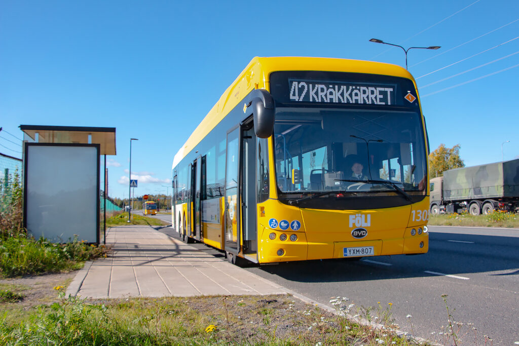 Fölin bussi pysäkillä.