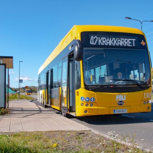 Fölin bussi pysäkillä.
