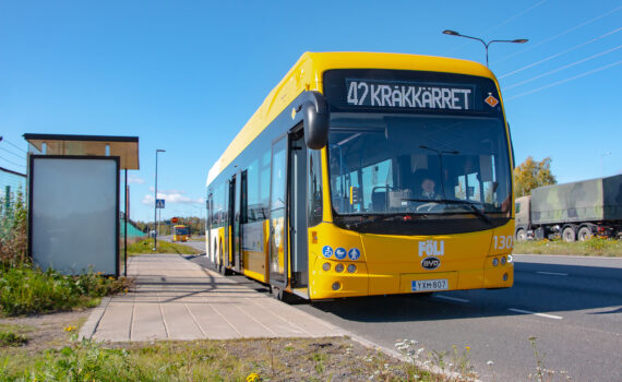 Fölin bussi pysäkillä.