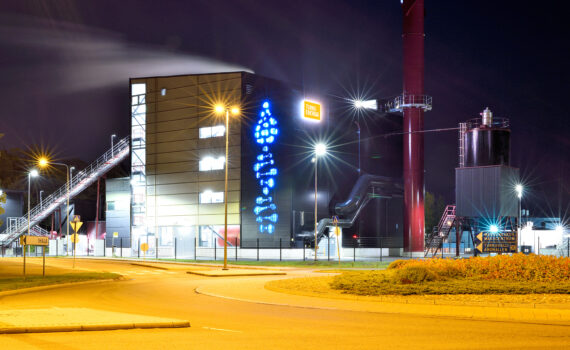 Artukaisten laitos iltavalaistuksessa.