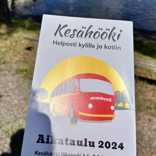 Esite, jossa bussin kuva ja teksti: "Kesähööki - Helposti kylille ja kotiin. Aikataulu 2024".