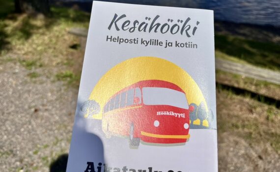 Esite, jossa bussin kuva ja teksti: "Kesähööki - Helposti kylille ja kotiin. Aikataulu 2024".