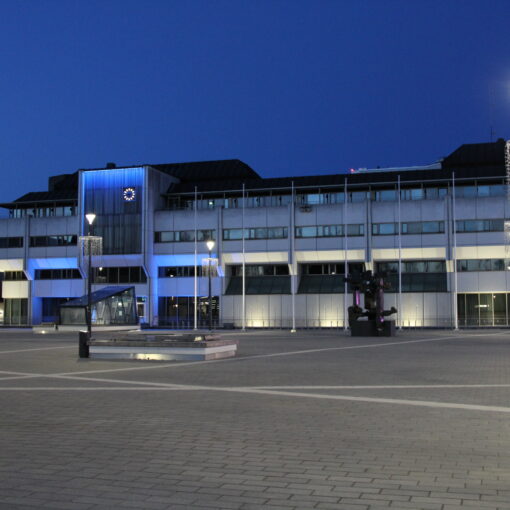 Lappeenrannan kaupungintalo iltahämärässä tummansinistä taivasta vasten.