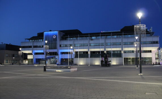 Lappeenrannan kaupungintalo iltahämärässä tummansinistä taivasta vasten.