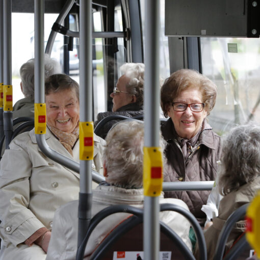 Matkustajia bussissa.