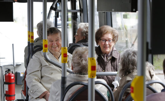 Matkustajia bussissa.