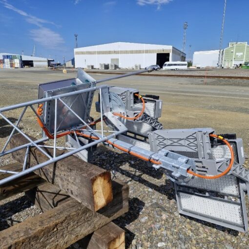 Valaisinpylväs maassa tukkie päällä.