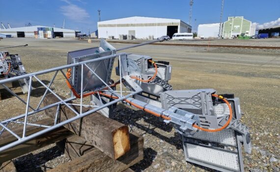 Valaisinpylväs maassa tukkie päällä.