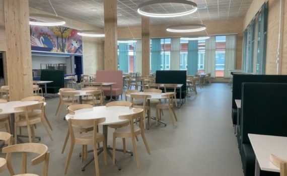 Joutsenon koululla puurakenteet näkyvät myös sisätiloissa. Puu näkyy sisäseinissä, pylväissä ja pöytäryhmien tuoleissa.